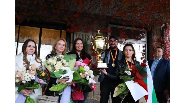 Златните ни момичета по шахмат се прибраха на родна земя Снимка: Румяна Тонева