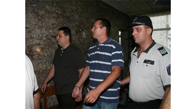 ОКОВИ: Румънците Сорин Никита и Драгуш Панзар крачат с белезници към съдебната зала.