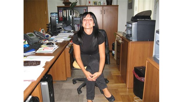 НА ПОСТ: Кацарска позира на работното си място в кабинета на изпълнителния директор.