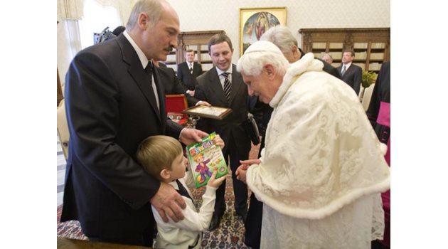 По време на аудиенция Лукашенко подари на бившия папа римска икона, но Бенедикт XVI се зарадва най-вече на сина му, който тогава е на 5 години.