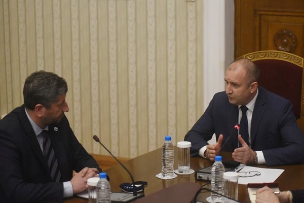 Съпредседателят на ДБ Христо Иванов и президентът Радев на петата за деня консултация на "Дондуков" 2