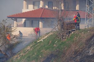 Четири пожарни и 100 доброволци потушиха огнената стихия край Марково