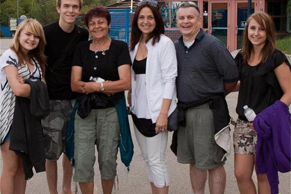 Наташа (в бяло), съпругът й Боб, майка й (от двете й страни) и трите й деца не могат да повярват на неочакваната развръзка.