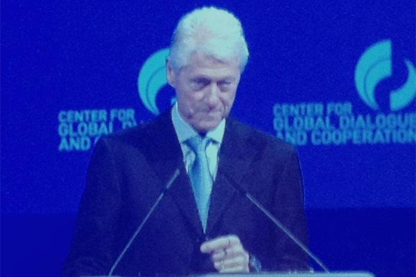 Бил Клинтън говори пред форума
