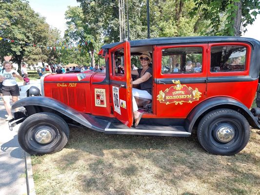 Austin-ът от 1926 г. бе главната атракция на ретропарада във Видин. Снимки: Авторката