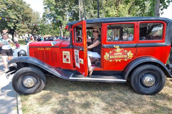 Austin-ът от 1926 г. бе главната атракция на ретропарада във Видин. Снимки: Авторката