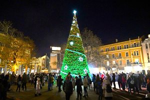 Грейва коледната елха в Пловдив, ще има много концерти