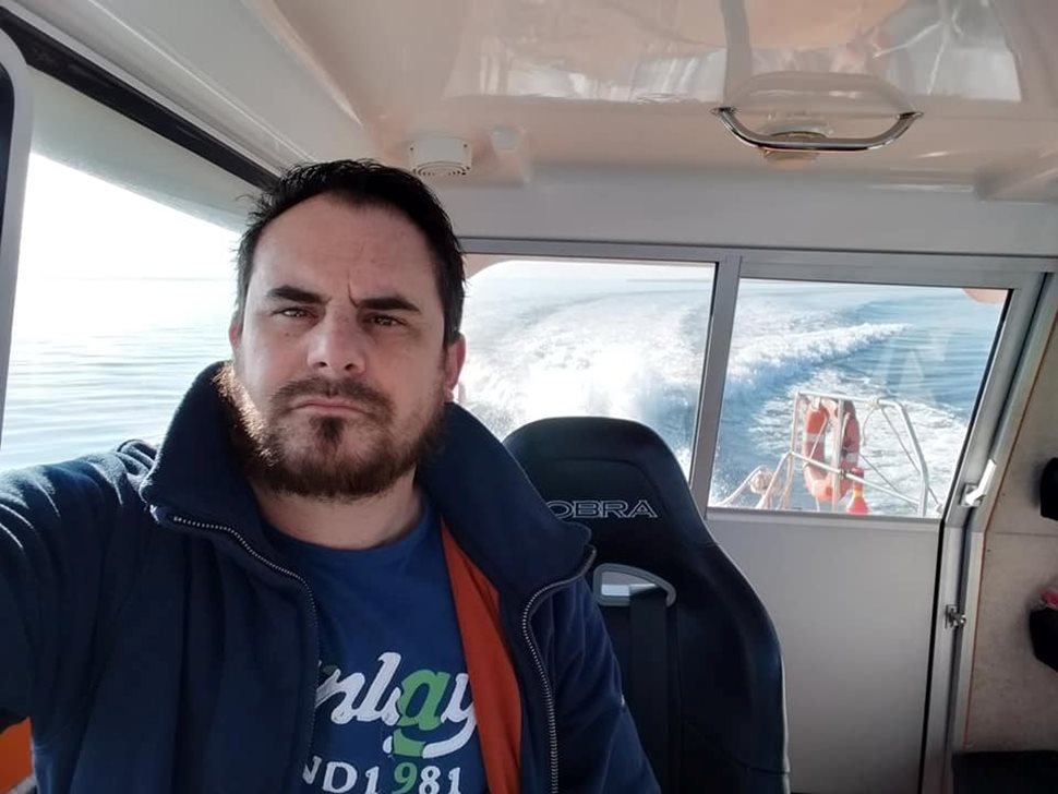 Капитан Емил Петров с екипаж доброволци спасява бедстващи в Черно море