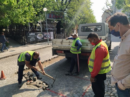 Работници подготвят фундамента за новата бариера на ул. "Дондуков". Снимки: Авторът