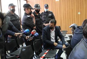 Самуил Хаджиев малко преди заседанието на съда
