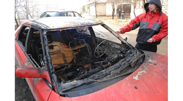 ОВЪГЛЕНА: Собственик оглежда напълно изгорялата си кола и иска нощни патрули срещу пироманите.