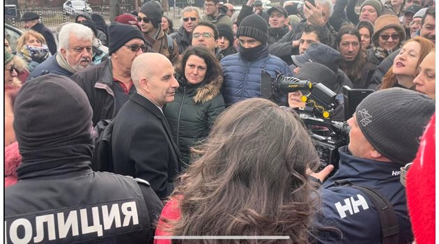 Журналистът Петър Волгин сред хората, дошли да го подкрепят пред БНР. СНИМКА: ФЕЙСБУК ПРОФИЛ НА ПЕТЪР ВОЛГИН