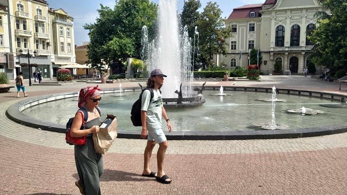 Без шапка на главата е опасно да се върви под жаркото слънце в Пловдив.