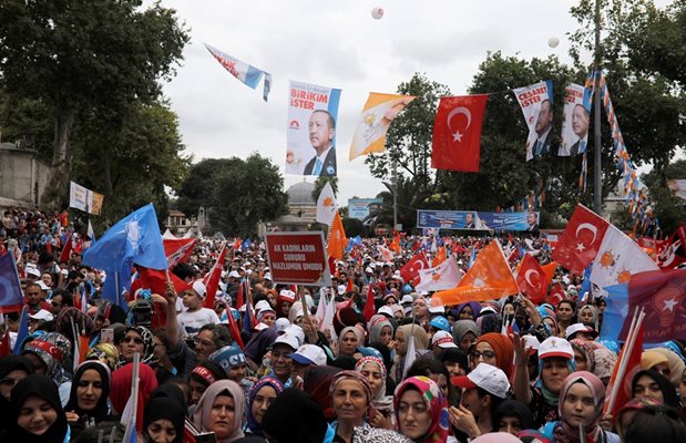 Поддръжници на Ердоган на митинг днес  СНИМКА: Ройтерс
