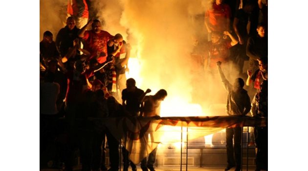 Футболната агитка на ЦСКА запали факли по време на мач на волейболния ЦСКА в Шампионската лига.