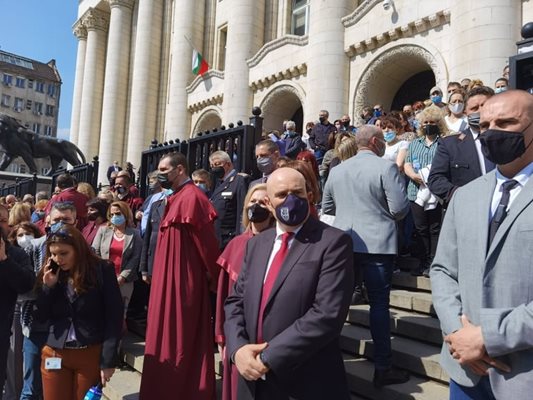 Единният мълчалив протест е пред сградата на Съдебната палата, там е и главният прокурор Иван Гешев СНИМКА: Йордан Симеонов
