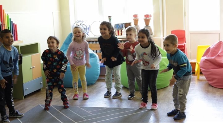Децата от училището за увреден слух "Проф. д-р Дечо Дечев" танцуват и играят