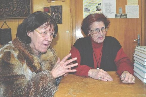 Йорданка Димитрова (вляво) и Миряна Мошева коментират горещите проблеми на нечуващите.
СНИМКИ: АНДРЕЙ БЕЛОКОНСКИ
