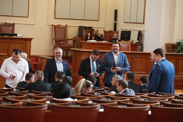 Три опита да събере кворум за откриване на днешното си редовно заседание направи Народното събрание.
Снимки: Юлиян Савчев