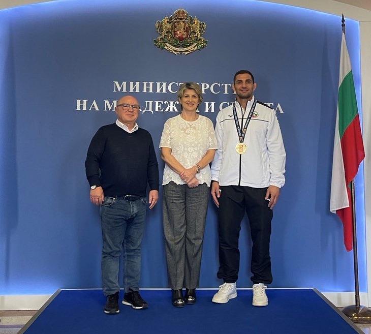 Министър Лечева се срещна с шампиона от Гран при турнира по джудо в Португалия Ивайло Иванов