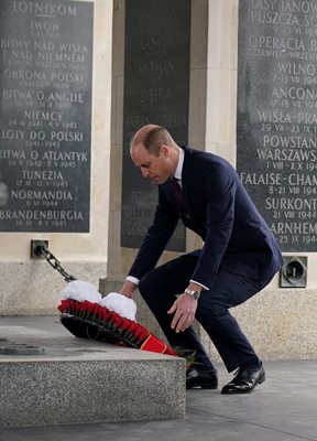 Принц Уилям поднесе венец на Паметника на Незнайния воин във Варшава 
Снимка: Ройтерс