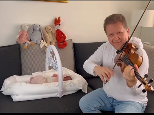 Веско Ешкенази свири на бебето, фенове искат албум с музика за деца (Видео)