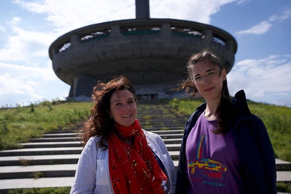 Професорката и архитектът Дора Иванова позират пред паметника на Бузлуджа.