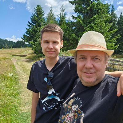Ненчо Илчев със сина си Момчил, който догодина ще бъде абитуриент.