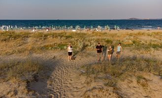 Кампания в Бургас за опазване на дюните - доброволци почистиха пясъка на южния плаж