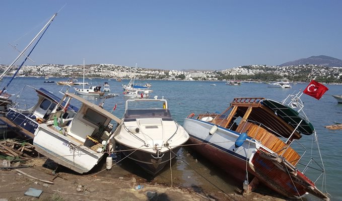 Лодки, изхвърлени на брега в Бодрум.