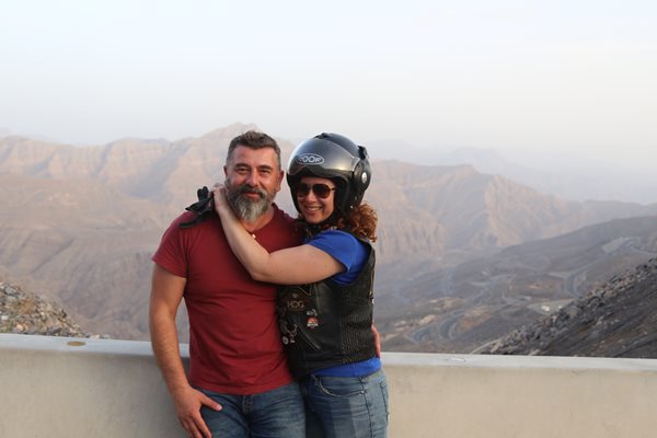 Мотористката със съпруга си в Обединените арабски емирства