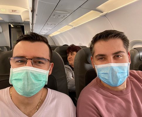 Слави Панайотов и негов приятел с маски на полета към Мюнхен