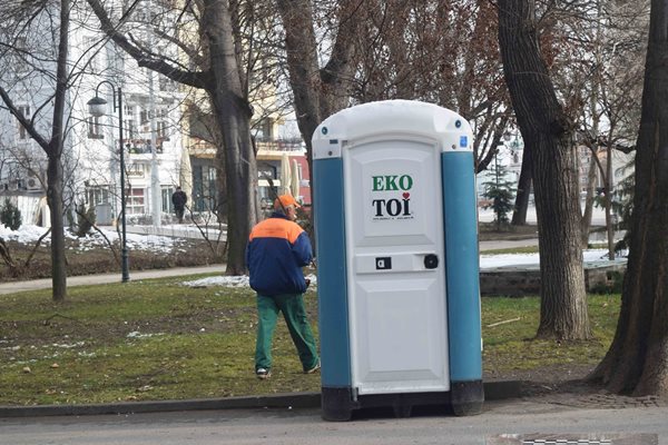 Химическа тоалетна се появи в Цар Симеоновата градина