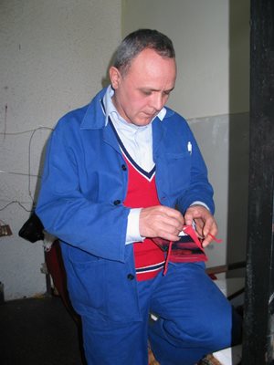 Пламен Йоргов правеше сувенирни пликчета в плевенския затвор през 2004 г.

СНИМКА: АВТОРЪТ