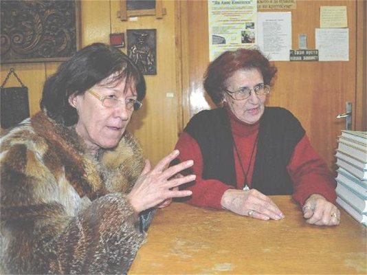 Йорданка Димитрова (вляво) и Миряна Мошева коментират горещите проблеми на нечуващите.
СНИМКИ: АНДРЕЙ БЕЛОКОНСКИ
