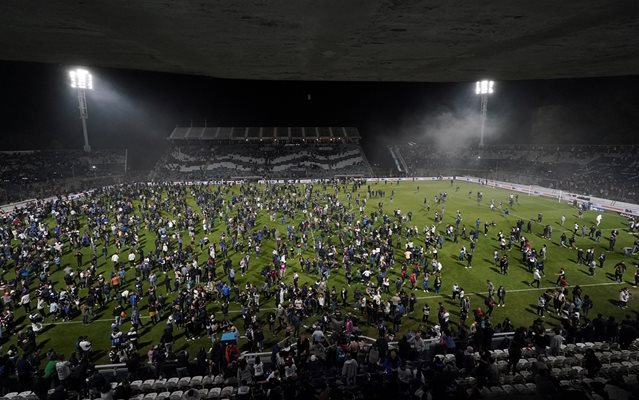 Футболистите се прибрали в съблекалните, а много зрители нахлули на терена, опитвайки се да избягат от сълзотворния газ.