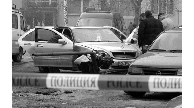 ЖЕРТВА: Полицаи правят оглед на поредно убийство в квартала - това на Джиджи.