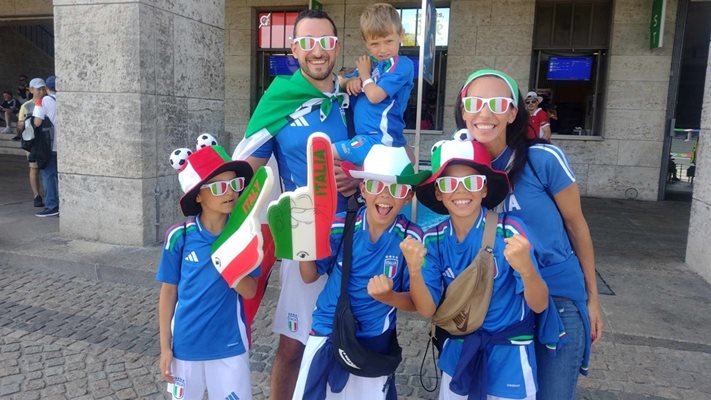 Младо италианско семейство с четирите си деца ще вика за "скуадра адзура"
Снимки: Елица Младенова
