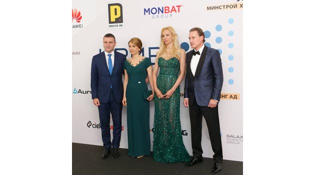 Финансовия министър Владислав Горанов заедно със съпругата си Румяна и председателят на КРИБ Кирил Домусчиев заедно със съпругата си Кремена Проданова.