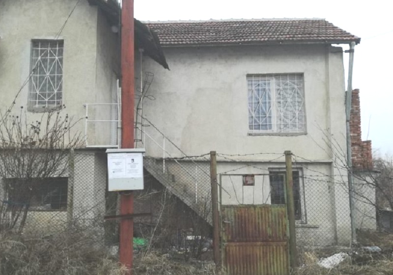 Къщата в Козлодуй, пред която бе намерен мъртвия Веселин Ницолов. Снимка: Архив на автора.