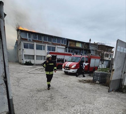 Четири екипа от пожарната се борят с пламъците на покрива на халето до Стъкларския завод.