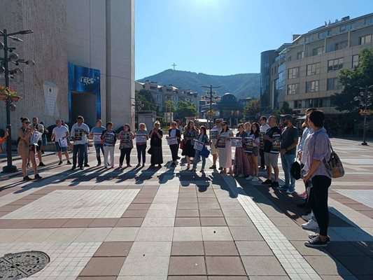 Двайсетина души протестираха в Благоевград.