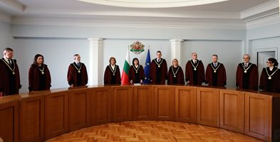 Атанасова и Белазелков са законно избрани конституционни съдии, но само за 7 години (Обзор)