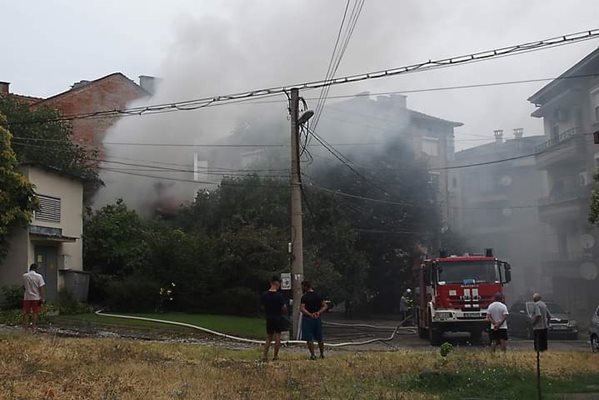 Пожар погълна 2-етажна къща в Асеновград (Снимки)