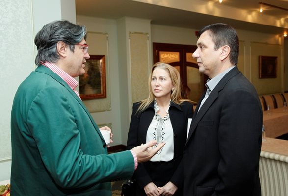 Красимир Гергов разговаря с Людмил Стойков и Елза Радкова преди началото на срещата.