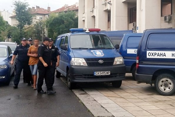 15-годишният Иван Иванов пред съда в Бургас. СНИМКА: Елена Фотева