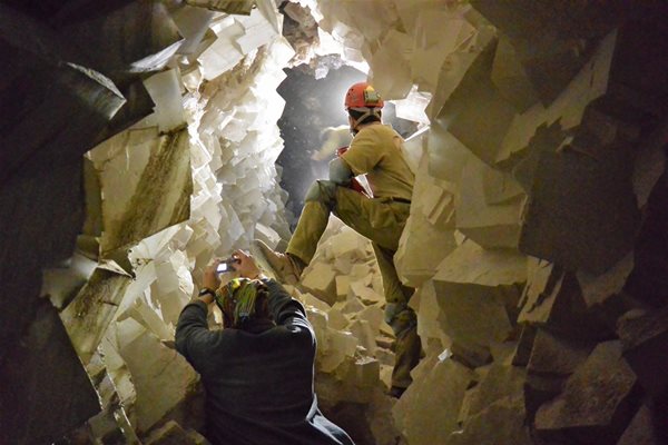 Зала с особено големи солни кристали в пещерата Малхам