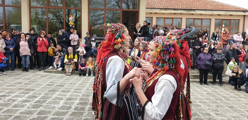 Млади лазарки изпълниха мегдана на поморийското село.