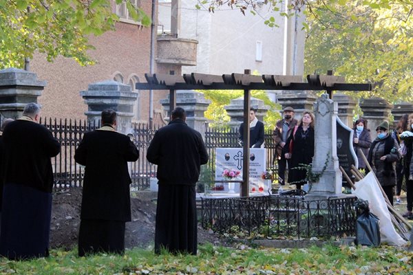 Заради коронавируса на погребението на Камен Чанев в двора на митрополитския храм "Свети Димитър" в Стара Загора бяха допуснати само най-близките му роднини и колеги. 