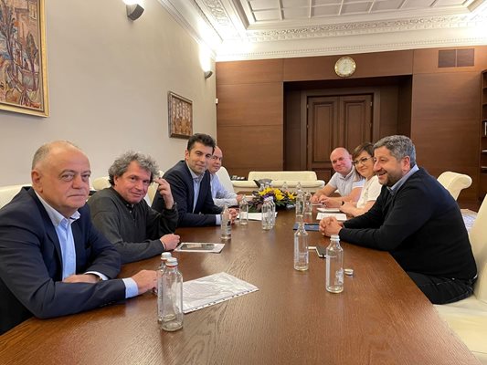 Работна среща на коалиционния лидерски съвет на кабинета “Петков” от 3 април 2022 г.

СНИМКА: ФЕЙСБУК/КИРИЛ ПЕТКОВ